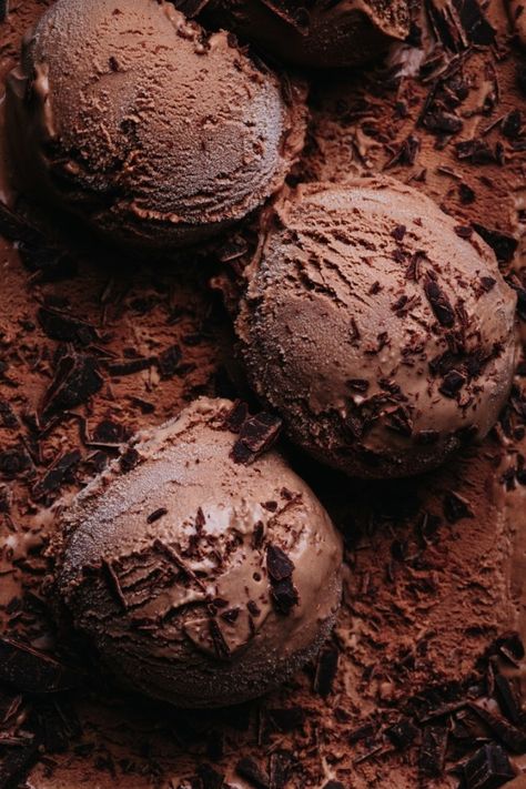 Earl Grey Chocolate, Rum Raisin Ice Cream, Ice Cream Photography, Cream Aesthetic, Deilig Mat, Chocolate Ice, Lost 100 Pounds, Ice Cream Machine, Strawberry Ice Cream