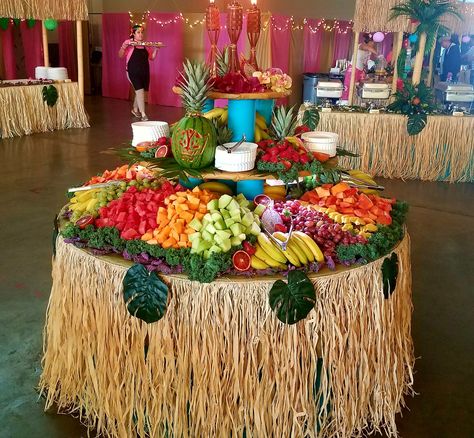 Fruit Display from Hawaiian party Islander Themed Party, Graduation Summer Party Ideas, Hawaiian Theme Party Table Decor, Fiji Themed Party, Tropical Fruit Table, Graduation Party Tropical Theme, Polynesian Decorations Party, Fancy Hawaiian Party, Hawaiian New Years Eve Party