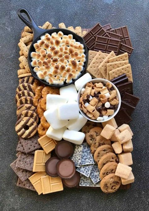 S’more Platter, S’mores Dip Board, Color Coordinated Charcuterie Board, Cute Food Boards, S'mores Charcuterie Board Ideas, Smore Board Ideas, Indoor S’mores Charcuterie, Easy S’mores Board, Elevated Smores