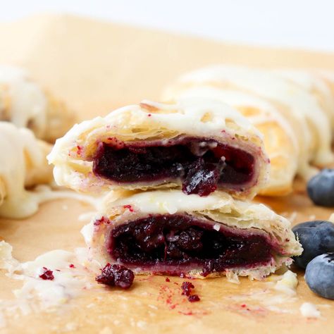 Puff Pastry Blueberry Turnovers - Knead Some Sweets Puff Pastry Blueberry, Blueberry Puff Pastry, Blueberry Turnovers, Blueberry Filling, Pecan Muffins, Turnover Recipes, Easy Puff, Blueberry Season, Easy Puff Pastry