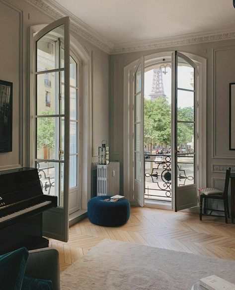 Parisian Interior, Garden Deck, Old Room, Parisian Apartment, New York Apartment, Paris Apartments, Dream Apartment, Living Room Flooring, Apartment Inspiration