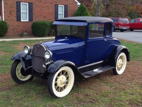 classic cars of the 1920s 20s Theme Party, 1920s Car, 1920s Photos, Farmall Tractors, Old Vintage Cars, Old Classic Cars, Top Cars, Expensive Cars, The 1920s