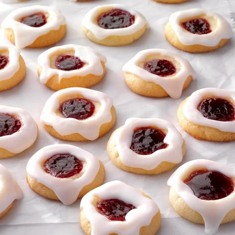 You'll fall in love with these raspberry-filled shortbread cookies! The raspberry jam adds fruity sweetness to this thumbprint cookie. Shortbread Cookies With Jam, Best Thumbprint Cookies, Cookies With Jam, Raspberry Thumbprint, 1950s Food, Basic Cookies, Thumbprint Cookies Recipe, Cake Mug, Jam Cookies