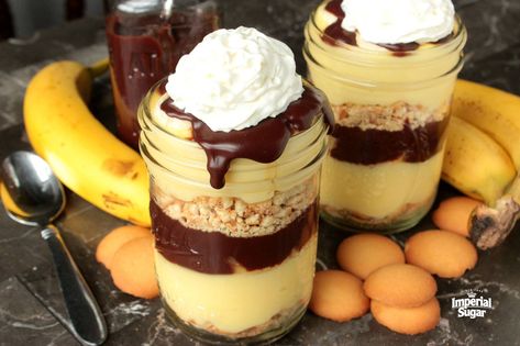 Banana Pudding and Chocolate go hand in hand. These easy Chocolate Banana Pudding Parfaits are made up of layers of homemade banana pudding, homemade chocolate ganache and crushed vanilla cookies. Banana Pudding Homemade, Pudding Homemade, Spicy Desserts, Chocolate Banana Pudding, Refrigerated Desserts, Chocolate Parfait, Homemade Banana Pudding, Pudding Parfait, Banana Chocolate