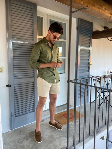 Fashion In Italy, Mens Summer Wardrobe, Shoes With Shorts, Mens Summer Fashion, Vacation Outfits Men, Italian Mens Fashion, Shirt Outfit Men, Mens Shorts Outfits, Mens Summer Shoes