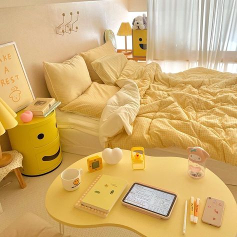 Yellow Room Decor, Gift Ideas For Book Lovers, Yellow Bedroom Decor, Colorful Apartment, Aesthetic Yellow, Yellow Room, Dekorasi Kamar Tidur, Yellow Decor, Pastel Room