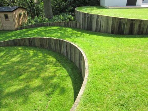 17 Hillside Landscaping Ideas to Beautify Your Hillside Yard in 2019 Wooden Retaining Wall, Sloped Backyard Landscaping, Terraced Landscaping, Landscaping A Slope, Sloped Yard, Side Yard Landscaping, Hillside Garden, Sloped Backyard, Landscaping Retaining Walls