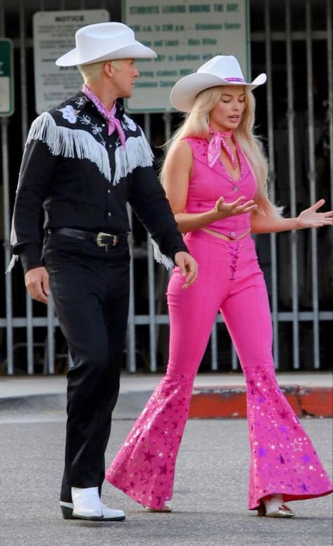 Costume Halloween Duo, Margot Robbie And Ryan Gosling, Barbie And Ken Costume, Barbie E Ken, Iconic Halloween Costumes, Barbie Y Ken, Barbie Halloween Costume, Barbie Halloween, Duo Halloween Costumes