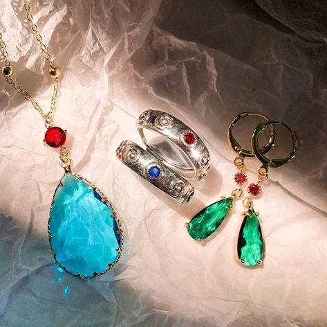 Howl's essential and glittering jewelry ~.~ Castle Jewelry, 하울의 움직이는 성, Howl And Sophie, Anime Jewelry, Anime Accessories, Magical Jewelry, Jewelry Accessories Ideas, Howls Moving Castle, Fantasy Jewelry