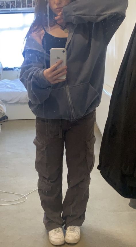 Baggy Cargo Outfit, Girls Baggy Outfits, Baggy Outfits Girl, Grey Cargos, Cargo Outfits Women, Baggy Clothes Outfit, Baggy Pants Outfit, Baggy Outfit Ideas, Cargo Outfit