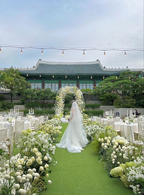 Korean Outdoor Wedding, Korean Wedding Hall, Korea Wedding Decoration, Korean Wedding Venues, Ne Hwa, Pastel Wedding Theme, Wedding Korea, Wedding Church Decor, Korea Wedding