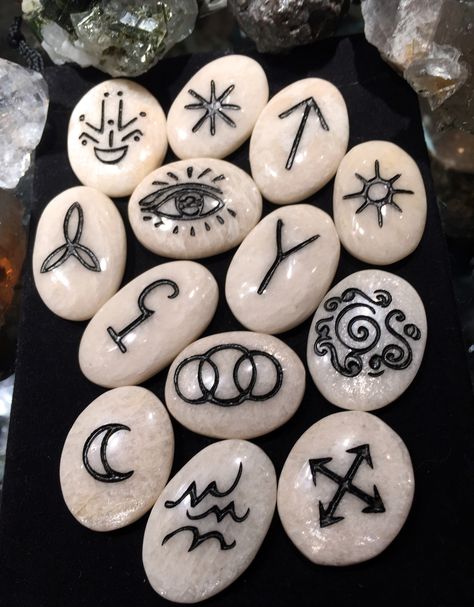 Rune Set Diy, Diy Rune Set, Diy Runes Ideas, Runes Diy, Witch's Runes, Wiccan Runes, Runes Magic, Divination Runes, Symbole Viking