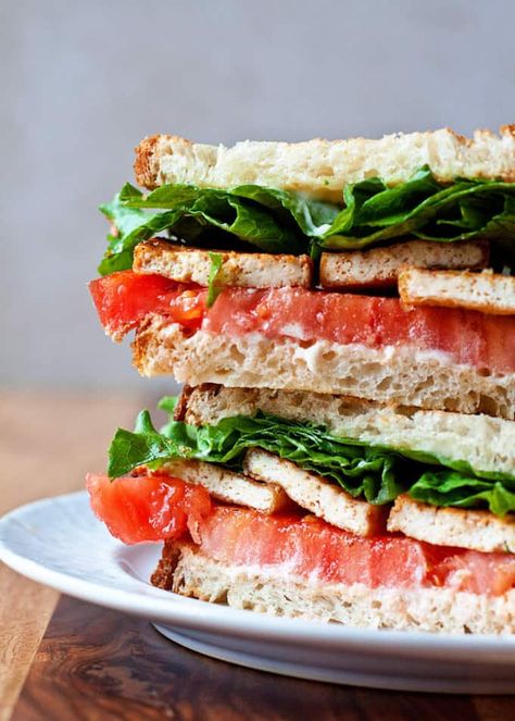 Lettuce Tomato Sandwich, Quick Vegan Dinner Recipes, Tomato Sandwiches, Veggie Dinners, Vegan Sandwich Recipes, Tofu Sandwich, Vegetarian Sandwich, Tomato Sandwich, Healthy Sandwiches