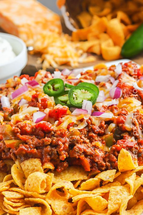 Frito Chili Pie is the ultimate comfort food that combines the best of both worlds - a handful of Frito chips and flavorful chili. Frito Bandito Recipe, Fritos Chili Pie, Frito Recipes, Frito Recipe, Frito Chili, Frito Chili Pie, Chili Pie, Best Easy Dinner Recipes, Favorite Chili Recipe