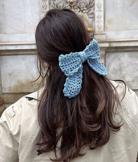 Crocheted bow hair clips are available 🎀 Dm to order Delivery available to 58w🇩🇿 . . . #explore #fypage #aesthetic #acessorios Light Blue Crochet Ideas, Crochet Hair Bows, Bow Crochet, Crochet Sweater Design, Crochet Bow, Crochet Leg Warmers, Crochet Hair Clips, Crochet Shoulder Bags, Crochet Keychain Pattern