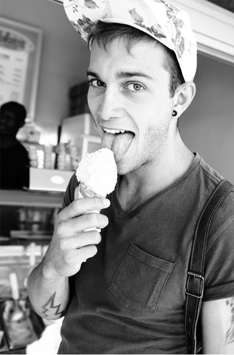 Guy Eating Ice Cream, Men's Portrait Photography, Man Eating, Eating Ice, Eating Ice Cream, Figure Reference, People Eating, Male Portrait, Black American