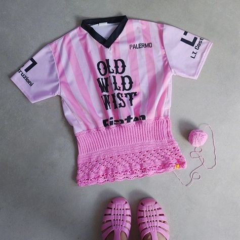 upcycling a football t-shirt with crochet 🧶👕🩷✂️ in the process of turning this football kit into a dress ♻️ and just loving the contrast between sporty and the cute lace stitches ⚽🌸😄 can't wait to show the end result! _ #crochetlace #upcyclersofinstagram #crochetprocess #crochetdress #upcycledfashion #palermofootballclub #crochetdesign #crochetgram #crochetupcycle Reworked Clothes Diy Ideas, Crochet Shirt Outfit, Upcycle Crochet, Football Shirt Outfit, Diy Jersey, Football Dress, Upcycled Shirt, Crochet T Shirts, Football Uniforms