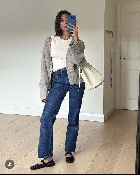 Scandinavian Fashion Women, Spring Outfit Idea, White Pants Outfit, Style Rut, Shoe Trends, Denim Chic, Capsule Outfits, Cashmere Blend Sweater, March 19