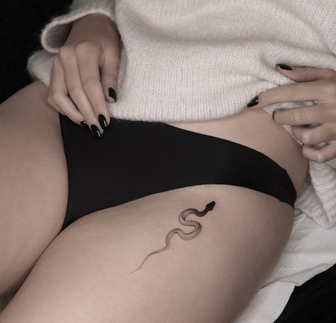 Snake Thigh Tattoo, Small Thigh Tattoos, Small Snake Tattoo, Small Snakes, Snake Tattoo Design, Small Pretty Tattoos, Delicate Tattoo, Snake Tattoo, Pretty Tattoos