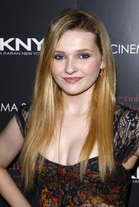 Abigail Breslin Kaitlyn Dever, Abigail Breslin, Olivia Wilde, Celebrity Beauty, White Horses, White Horse, Look Alike, Celebrity Pictures, American Actress