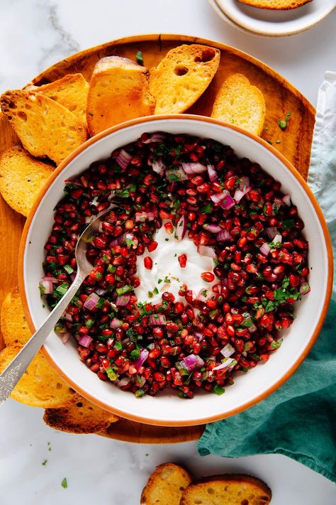 Pomegranate Salsa Christmas Salsa, Veggie Enchilada Casserole, Pomegranate Salsa, Guacamole Dip Recipes, Best Holiday Appetizers, Vegetarian Stuffed Peppers, Cookie And Kate, Winter Snack, Guacamole Recipe Easy