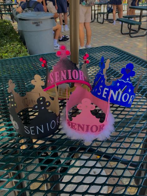 Senior Crowns Ideas Burger King, Diy Senior Crown, Senior Step Up Day Crowns, Senior Crown Ideas For Boys, Senior Crown Ideas Diy High Schools, Senior Hats, Senior Crown Ideas Black, Senior Era, Senior Year Diy