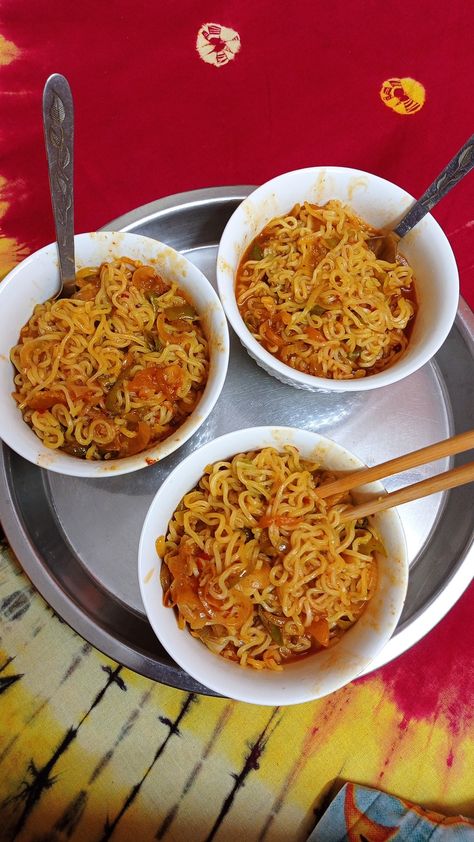 Spicy Maggie Spicy Maggie, Maggie Snap, Maggi Soup, Veg Soup Recipes, Hospital Admit, Bride Entry, Chemistry Education, Veg Soup, Kawaii Makeup