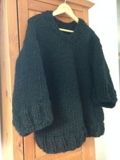 Apprenez à tricoter ce très joli pull cocoon avec le tuto de Céline ! Free Knitting Patterns For Women, Pull Mohair, Big Wool, Cocoon Sweater, Pull Oversize, Oh Oh, Learn How To Knit, How To Knit, Diy Knitting