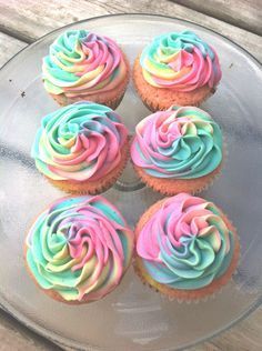 Vanilla Tie Dye Cupcakes! Tie Dye Buttercream Frosting, Tie Dye Frosting How To Make, The Dye Cupcakes, Tie Dye Food Ideas, Tie Dye Cupcakes Frosting, Pastel Rainbow Cupcakes, Cupcake Aesthetic, Cop Cake, Frost Cupcakes