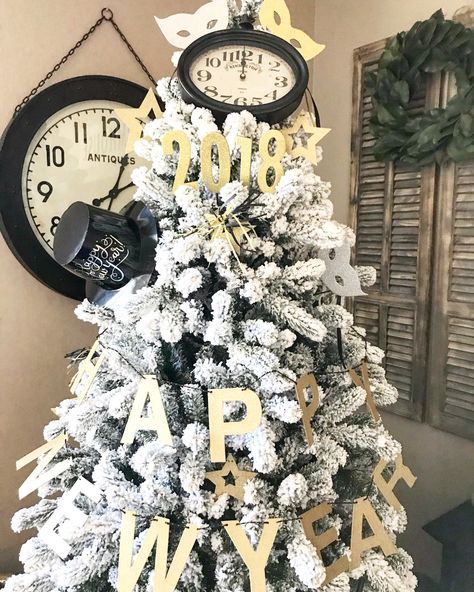 NYE TREE by Home.Ologie New Years Christmas Tree, Nye Tree, New Eve, New Year Decor, Nouvel An, Jingle Bells, New Years Eve, Christmas Decor, Christmas Wreaths