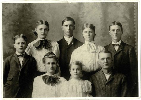 Image detail for -Looks like it could be out of a photo album in The Others … Creepy Vintage, Old Family Photos, Beginner Photo Editing, Photo Restoration, Photoshop For Photographers, Photo Editing Photoshop, Family Heritage, Cool Poses, Vintage Life