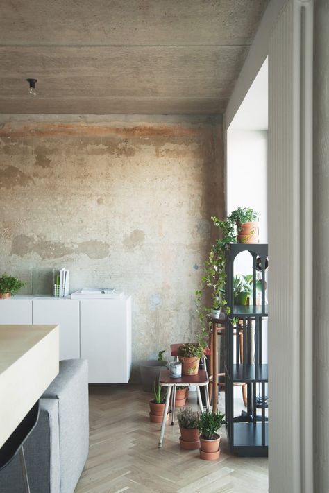 Concrete Ceiling Apartment | est living Soviet Apartment Renovation, Moscow Apartment, Tamizo Architects, Building Kitchen Cabinets, Modern Appartement, Concrete Ceiling, Plants Wall, Hobbit Hole, Herringbone Floor