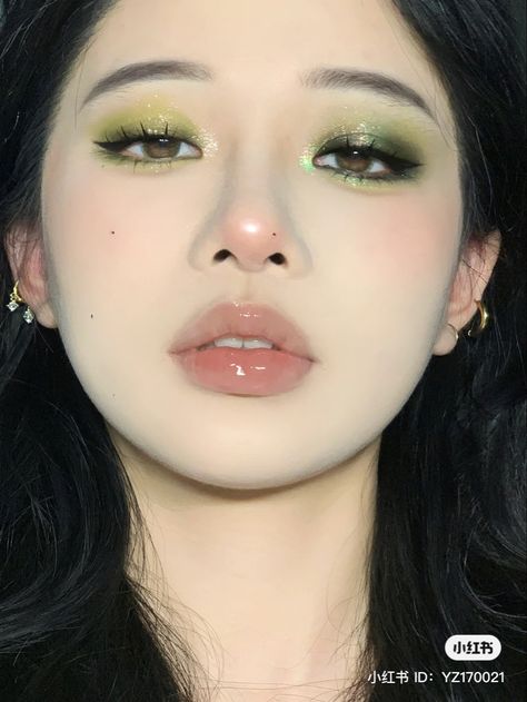 Green Eye Makeup Korean, Green Eye Makeup Asian, Dark Green Douyin Makeup, Green Eyeshadow Douyin, Luigi Makeup, Green Douyin Makeup, Green And Gold Makeup Looks, Puppy Eyes Makeup, Apple Makeup