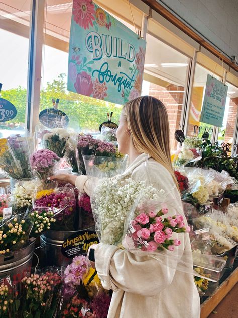 Flower Store Photoshoot, Bouquet Poses Instagram, Flower Bouquet Pictures Instagram, Flower Shop Pictures, Flower Shop Outfit, Flower Shop Photoshoot, Trader Joe Flowers, Flower Bouquet Photoshoot, Trader Joes Flowers