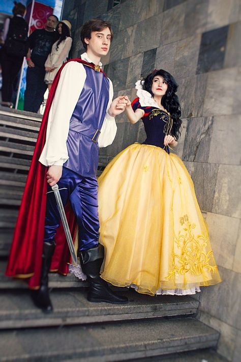 Disney fairytale designer collection Disney Cosplay Ideas, Snow White And Prince, Disneyland Dress, Snow White Cosplay, Disney Princess Cosplay, Disney Dress Up, Snow White Costume, Disney Princesses And Princes, Princess Cosplay