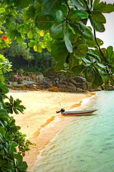 The Perhentian Islands are a real paradise of small secluded beaches, ultramarine sea and corals. The place is often visited by travellers who go to Malaysia; however, we feel like its fame doesn't hold up with its real potential. In many ways, the Perhentians could be way more interesting even in comparison to the crowned beach paradise of Maldives. #PerhentianIslands #beach #paradise #tropicalisland #maldives #honeymoon #travel Perhentian Island, Traveling Asia, Koh Lipe, Maldives Honeymoon, Tropical Vacations, Travel Secrets, Malaysia Travel, Travel Photography Inspiration, Secluded Beach