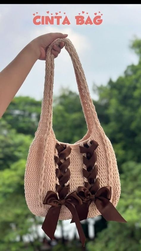 Learn how to crochet a Cinta bag with this step-by-step tutorial that includes video and Cinta Crochet Bag, Crochet Bag With Ribbon, Crochet Kawaii Bag, Bow Bag Crochet, Crochet Ribbon Bag, Crochet With Chunky Yarn, Drawstring Crochet Bag, Crochet Bow Bag, Crochet Bag Aesthetic