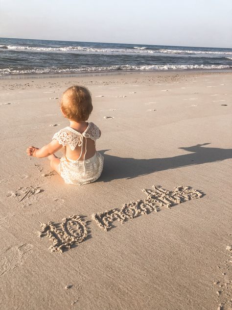 Baby Girl Photoshooting At Beach, Beach Milestone Picture, Beach Milestone Picture Ideas, Cake Smash On Beach, Family Photo Shoot Beach Baby, Mom Baby Beach Pictures, May Photoshoot Ideas Baby, Baby Girl Photoshooting Ideas Beach, Mommy And Baby Beach Pictures