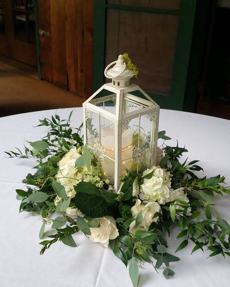 Wedding Lantern Lantern And Floral Centerpieces, Lantern Centerpieces With Flowers Wedding Table Decor, Tall Lantern Centerpiece Wedding, White Lantern Wedding Decor, Center Piece With Lanterns, Lantern Floral Centerpieces, Gold Lantern Centerpiece Wedding, Wedding Lanterns Centerpieces, Lantern Centerpieces With Flowers