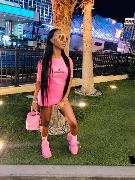 Outfits With Designer Sneakers, Pink Balenciaga Outfit, Balenciaga Outfit Black, Balenciaga Outfit, Pink Balenciaga, Cute Birthday Outfits, Effortlessly Chic Outfits, Swag Outfits For Girls, Classy Casual Outfits