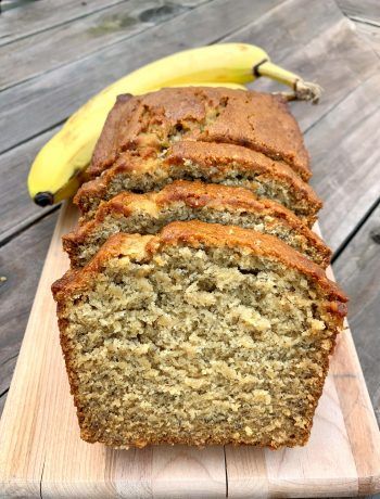 An easy banana bread recipe for a delicious and moist quick bread! Banana Bread Recipe With Butter, Recipes For Old Bananas, Recipe Background, Buttermilk Recipe, Buttermilk Banana Bread, Banana Nut Bread Recipe, Nut Bread Recipe, Banana Buttermilk, Banana Bread Recipe Moist