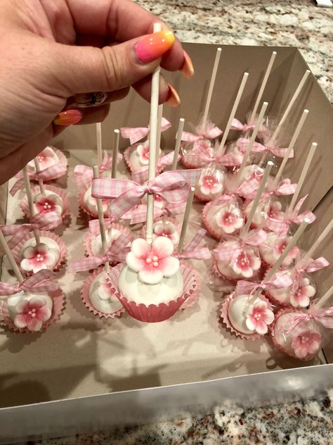 Cherry blossom cake pops Cherry Blossom Party, Cherry Blossom Cake, Blossom Cake, Cherry Blossom Theme, Kreative Snacks, Quince Decorations, Pretty Dessert, Cute Baking, Pretty Birthday Cakes