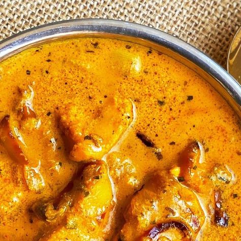 Sukhmani Pantal (Suki) on Instagram: "MUGHALAI CHICKEN RECIPE ~ my creamy and rich recipe full of nawabi flavours and aromatic spices is here! It’s inspired by the many different Mughalai chicken curries I have reloaded in hotels and restaurants in Delhi and Lucknow! Cooks for 2 people Spice level : low Time : one hour plus Ingredients 1. 500 gm chicken breast pieces, cut into bite size 2. 5-6 tablespoons of oil 3. 2 tablespoons butter 4. 2-3 onions sliced. 5. 1 tablespoon ginger garlic Chicken Breast Pieces, Curries, Curry Chicken, 2 People, Bite Size, Chicken Recipe, Onions, Chicken Breast, Chicken Recipes