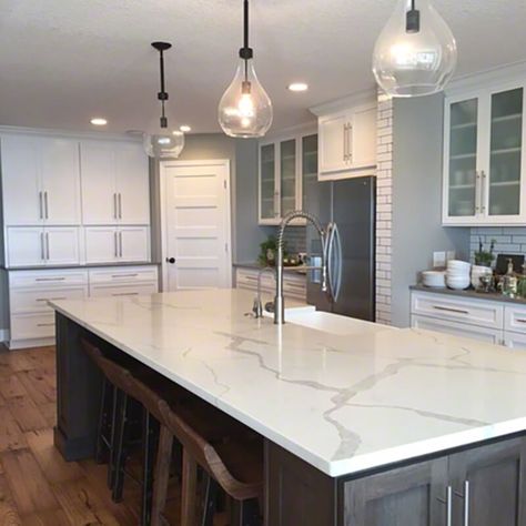 Countertops Marble, Replacing Kitchen Countertops, Outdoor Kitchen Countertops, Kabinet Dapur, Quartz Kitchen Countertops, Quartz Kitchen, Countertop Design, Popular Kitchens, Granite Countertops Kitchen