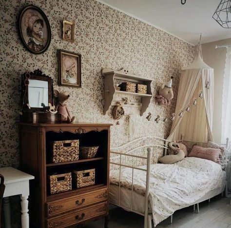 Guest Bedroom Cottagecore, Victorian Childs Bedroom, Cottage Rugs Bedroom, Vintage Girls Room Ideas, French Country Kids Bedroom, Old Money Kids Bedroom, Kids Vintage Bedroom, Toddler Girl Vintage Bedroom, Cottagecore Girls Bedroom