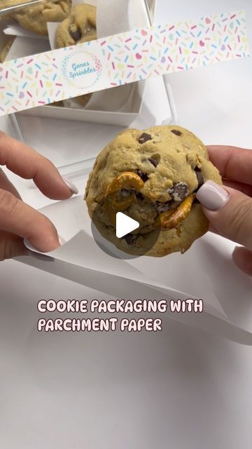 Erika Aguilar | WHO KNEW PARCHMENT PAPER CAN TURN INTO PACKAGING FOR OUR COOKIES. 

HAD TO GIVE IT A TRY AND LOVE IT. WHO WOULD LIKE THE MEASUREMENTS OF... | Instagram Pack Cookies For Gifts, Cookie Packaging Ideas For Selling, Cookie Favors Packaging, Cookie Packaging Ideas, Food Gifts Packaging, Cookie Gram, Bake Sale Packaging, Bake Goods, Cookie Favors