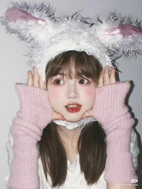 Kpop Dr Shifting, Bunny Hat, Human Poses Reference, Pose Reference Photo, Art Poses, 인물 사진, Unique Photo, I Love Girls, Kawaii Girl