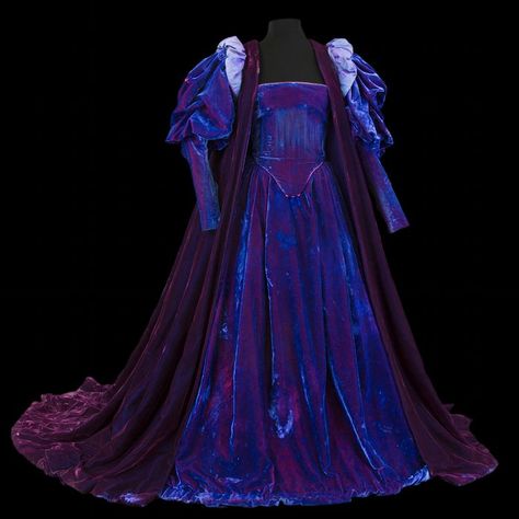 Costume by Jacques Schmidt for Gertrude, worn by Marthe Keller in Hamlet, directed by Patrice Chéreau, Avignon Festival followed by Nanterre, Théâtre des Amandiers, 1988. Costume Venitien, Lady Macbeth, Stage Costume, Avignon, Historical Costume, Historical Dresses, Fashion Costume, Fantasy Clothing, Fantasy Fashion