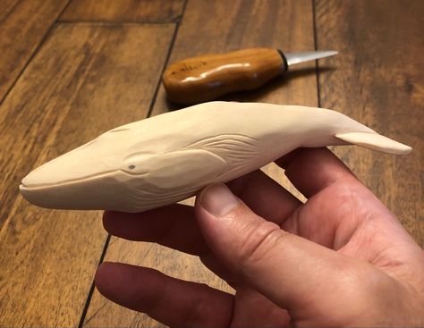 Whale Carving Wood, Simple Whittling Projects, Small Wood Carvings, Beginner Whittling Projects, Easy Wood Carving Ideas, Easy Wood Carving, Bird Carving Patterns, Whittling Patterns, Wood Whittling