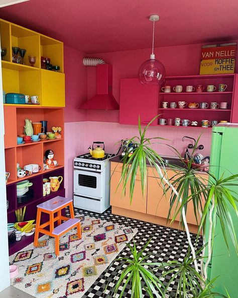 COLORFUL KIMMES 🪄🌈 KIM 👩‍💻 på Instagram: “Random Sunday shots today(Swipe)😁❤️I’m folding laundry and this is my view…a spontaneous post of the kitchen while it’s clean🙌🏻😉Only a few…” Eccentric Kitchen, Kitschy Kitchen, Colorful Kitchen, Whimsical Home, Boho Kitchen, Interior Modern, Dream House Decor, Kitchen Colors, Küchen Design